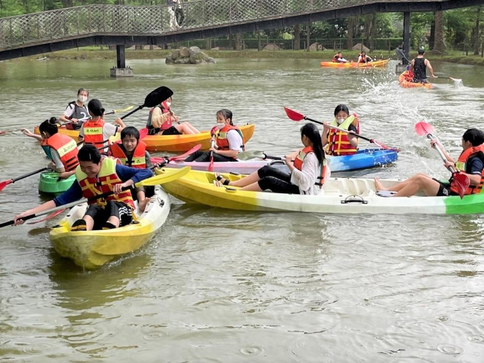 新北市教育局辦理圓夢基金得獎生體驗營，學生進行泛舟活動。   圖：新北市教育局提供