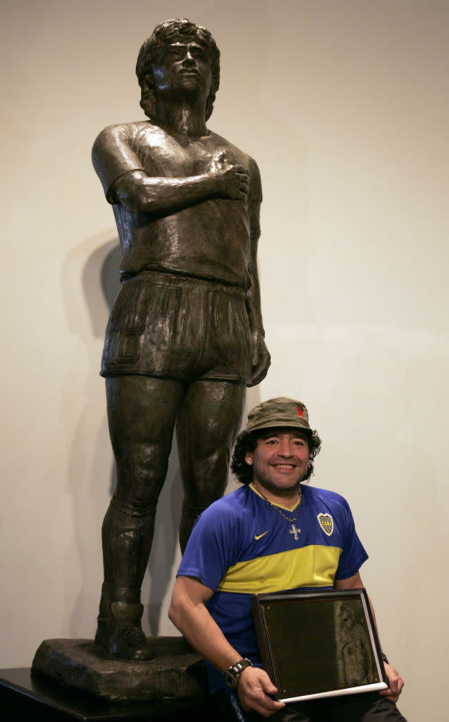 Des statues de Diego Maradona pullulent un peu partout en Argentine et dans le monde. Celle-ci se trouve dans le musée de Boca Juniors, dans le stade de la Bombonera, à Buenos Aires. Elle mesure 2,2 mètres de haut et pèse 300 kg.