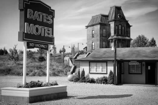 Bates Motel sign with the iconic house in the background, seen in the film Psycho