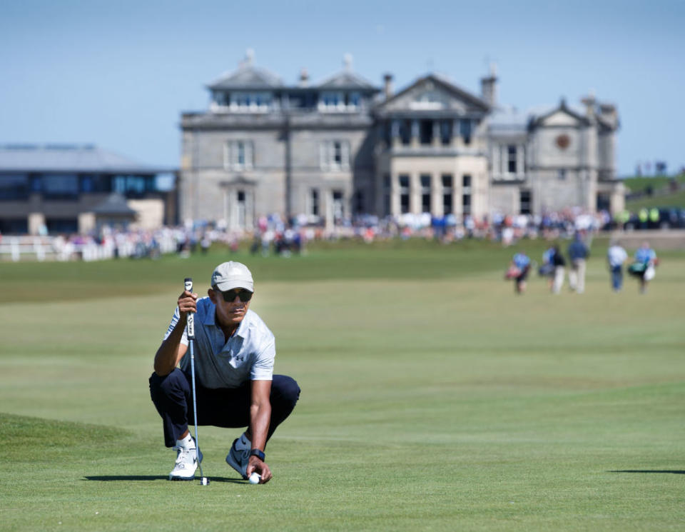 <p>Auch ein Schottlandbesuch stand auf dem Programm. Und weil Schottland nicht nur wunderbare Landschaften, sondern auch tolle Golfplätze zu bieten hat, ließ sich Obama nicht lange bitten und griff in St. Andrews zum Schläger. (Bild: Getty Images) </p>