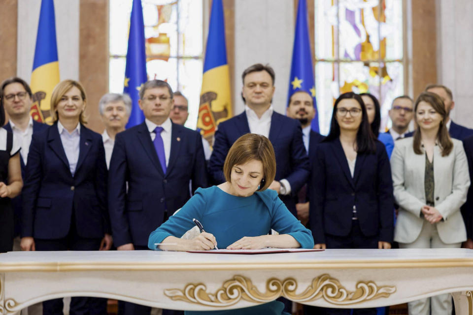 En esta imagen, publicada por la Presidencia de Moldavia, la presidenta moldava, Maia Sandu, firma el decreto para iniciar las negociaciones de incorporación de Moldavia a la Unión Europea, en Chisinau, Moldavia, el viernes 21 de junio de 2024. (Presidencia de Moldavia, vía AP)