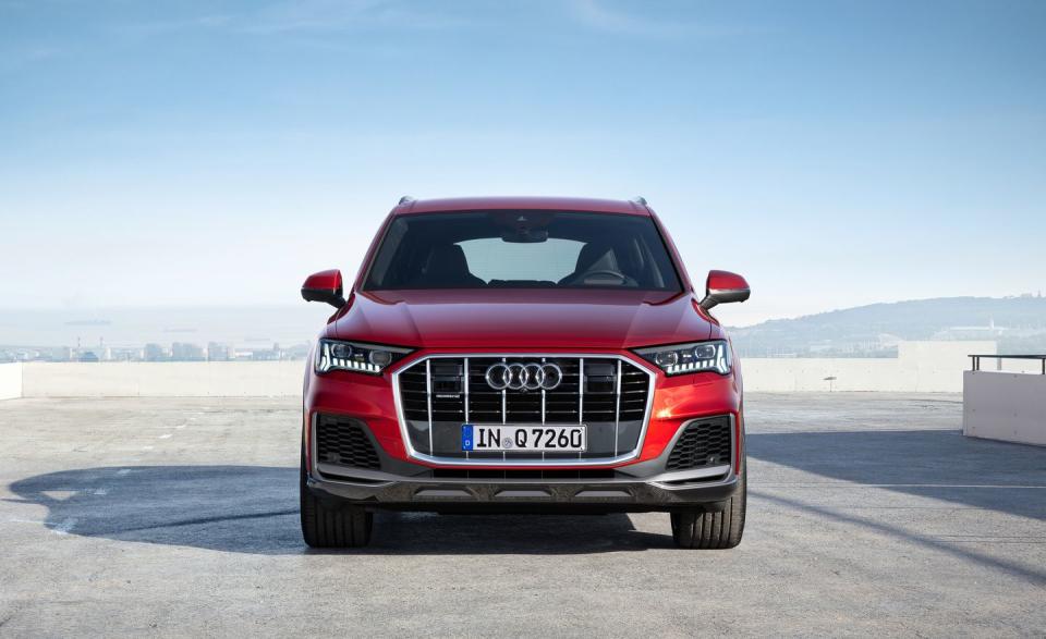 View Photos of the 2020 Audi Q7