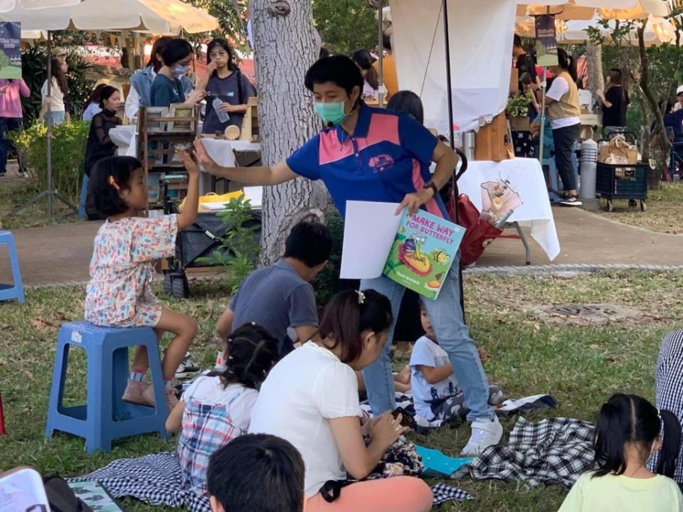 新竹市免廢市集野餐party在湳雅公園，邀請親子繪本享知識，一起手作DIY。（圖/記者黃溎芬翻攝）