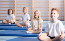 Wie sieht eine gute Kinderyogastunde aus? Besonders toll funktioniert sie, wenn sie die Übungen in eine Geschichte einbettet. So können die Kinder zum Beispiel auf eine Abenteuerreise in den Dschungel geschickt werden und dort Tiere nachspielen. Im Gegensatz zum Erwachsenen-Yoga kann es beim Kinderyoga durchaus laut werden - in der Tierwelt ist nun mal lautes Brüllen, Bellen oder Miauen zu hören. (Bild: iStock / KatarzynaBialasiewicz)