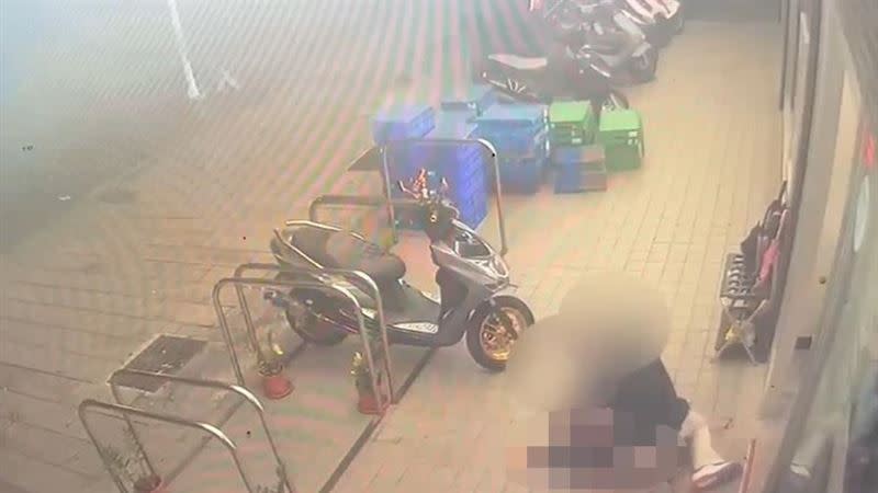 余男亮刀吳女逃出店外，仍遭壓制砍殺。（圖／翻攝畫面）