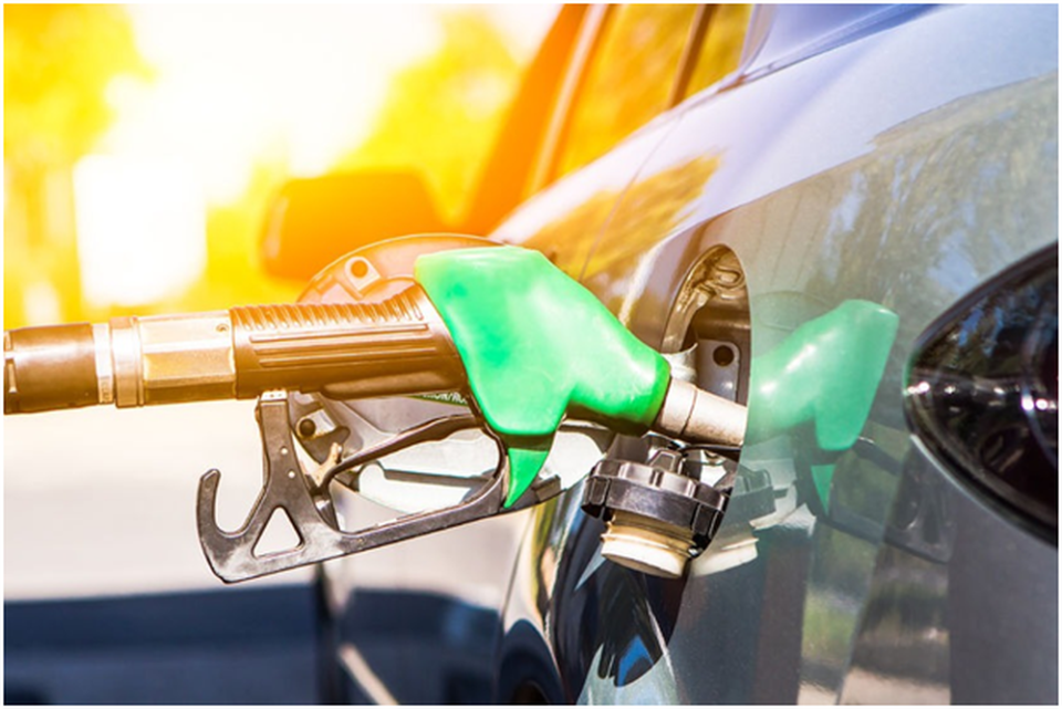 Are you looking for a way to save on your petrol expenditure? These credit cards can help you get some cash back from your petrol spend each month. — RinggitPlus.com pic