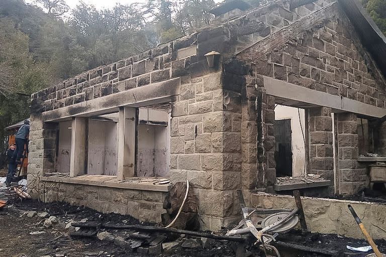 Cabaña Los Radales incendiada anoche en Villa Mascardi.