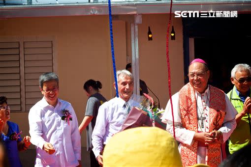 二手物流館重新啟用，前副總統陳建仁夫妻也到場祝賀。（圖／玉里天主堂提供、Jackal Mei攝影）