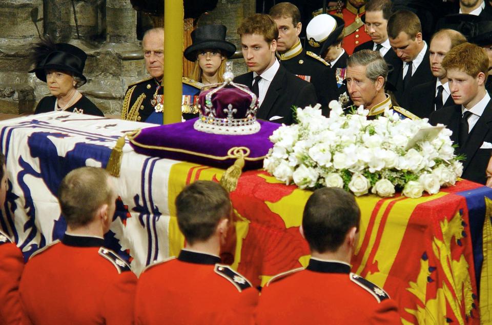 The British Royal family watch as the coffin of Queen Elizabeth the Queen Mother is prepared to be carried from Westminster Abbey at the end of her funeral service 09 April 2002. After the service, the Queen Mother's coffin will be taken to St George's Chapel in Windsor, where she will be laid to rest next to her husband King George VI.  
WPA SOLO ROTA (Photo by BEN CURTIS / EPA/SOLO ROTA / AFP)        (Photo credit should read BEN CURTIS/AFP via Getty Images)