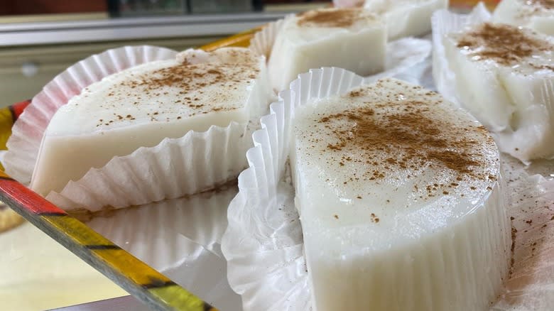 Tembleque puddings with cinnamon