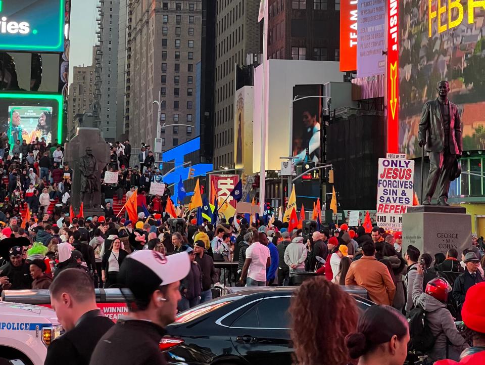 crowds in Times Square, New York City disappointing photos