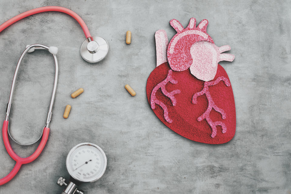 La arritmia cardiaca puede manifestarse de diferentes maneras, desde una sensación de aleteo en el pecho hasta un ritmo cardíaco acelerado. (Getty Creative)