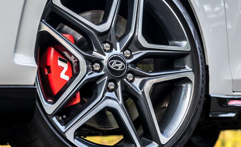 <p>With 235/35R-19 Pirelli P Zero PZ4 tires wrangling just 3077 pounds of Veloster, the N corners and stops deliberately.</p>