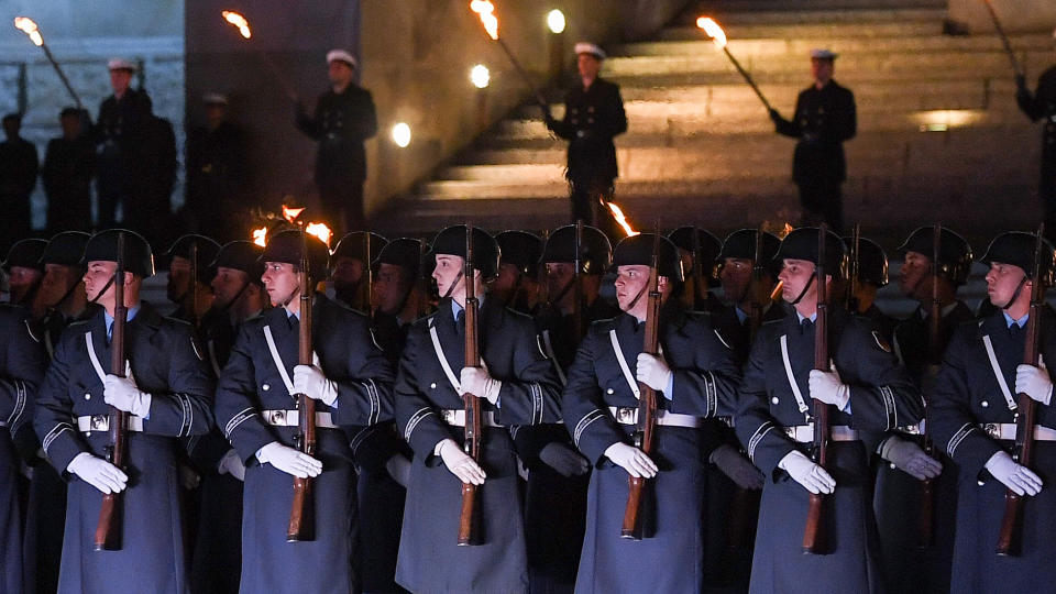 Der Große Zapfenstreich vor dem Reichstag stieß im Netz auf viel Unverständnis (Bild: AFP / Christof STACHE)