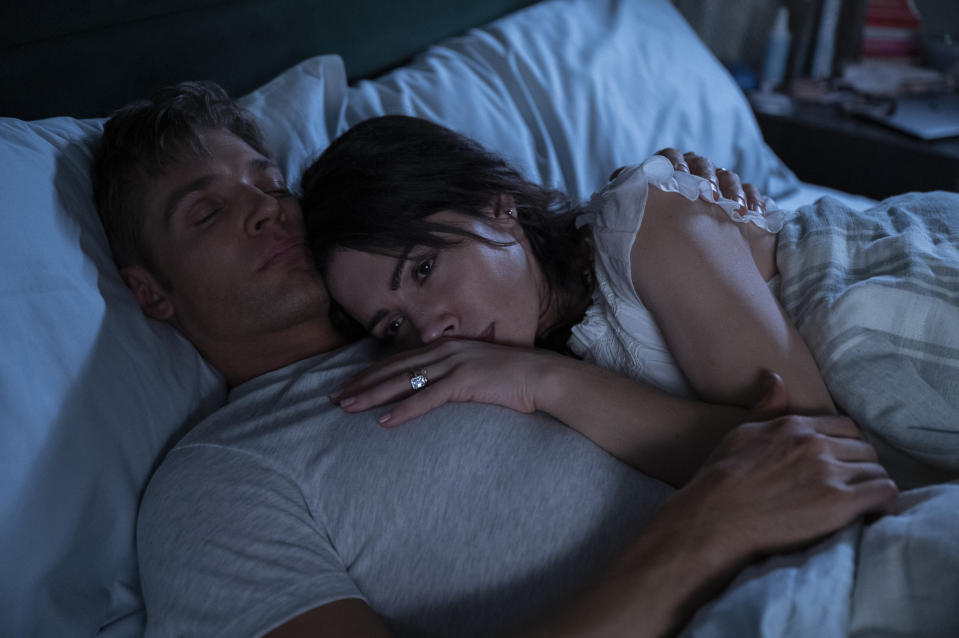 SEX/LIFE (L to R) MIKE VOGEL as COOPER CONNELLY and SARAH SHAHI as BILLIE CONNELLY in episode 102 of SEX/LIFE Cr. SOPHIE GIRAUD/NETFLIX © 2021