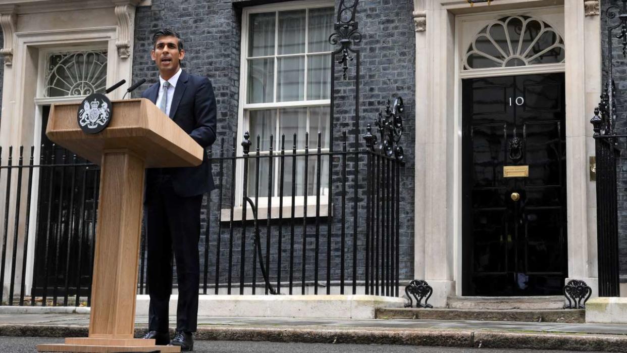 Le nouveau chef du gouvernement britannique Rishi Sunak donne son premier discours face au 10, Downing Street, le mardi 25 octobre 2022. (Daniel LEAL / AFP)