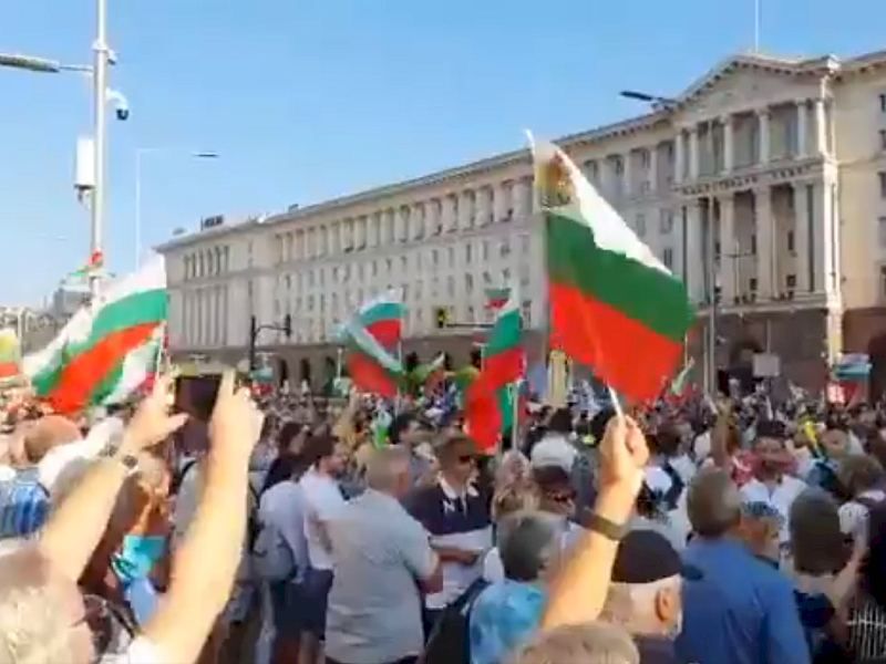 最近2個月來，保加利亞天天上演反貪腐示威，要求總理巴里索夫下台。(圖擷自推特)