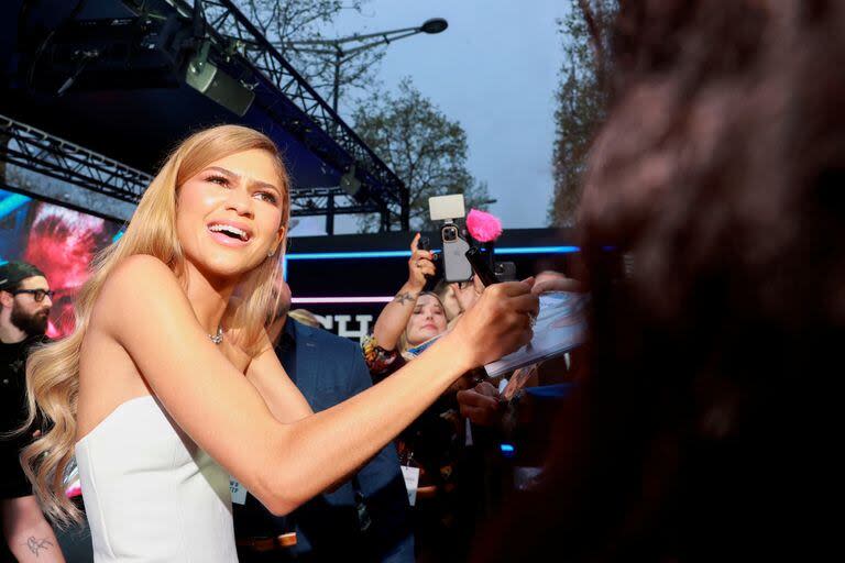 Zendaya firma autógrafos durante la premiere de Challengers, la película que protagoniza y que tuvo su gran estreno en Paris. Durante el evento no faltaron los fanáticos que aguardaron su llegada para poder verla en persona y tratar de lograr una foto con ella