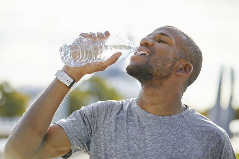 Cuanta agua se debe tomar por día