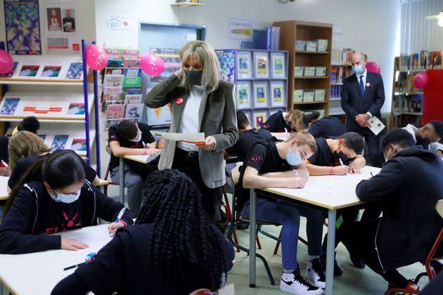 <p>Brigitte Macron a lu la dictée de l'association ELA à des élèves du collège Amédée Dunois de Boissy-Saint-Léger.</p>