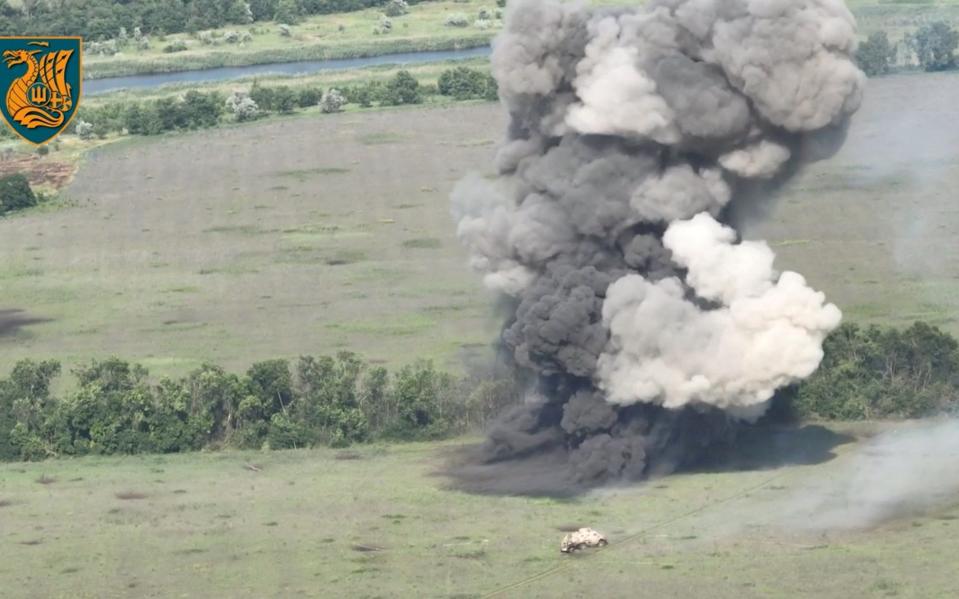 Rauchwolken brechen aus, als eine ukrainische Einheit im Rahmen einer südlichen Gegenoffensive in der Region Saporischschja die Minenverteidigung durchbricht