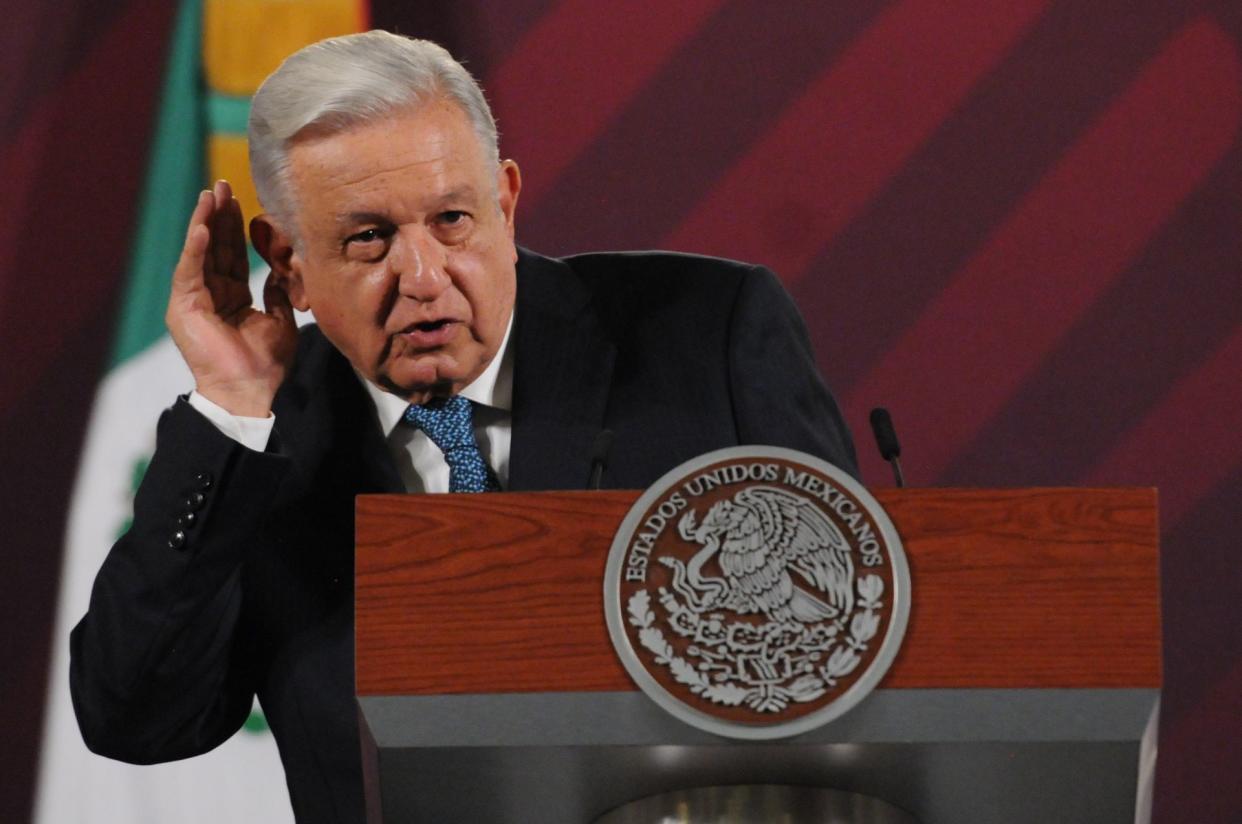 Andrés Manuel López Obrador, presidente de México, en su conferencia del 16 de agosto de 2023 en Palacio Nacional al momento de fingir que no escucha una pregunta sobre 5 jóvenes desaparecidos en Lagos de Moreno, Jalisco, y posteriormente contar un chiste  | FOTO: DANIEL AUGUSTO /CUARTOSCURO.COM