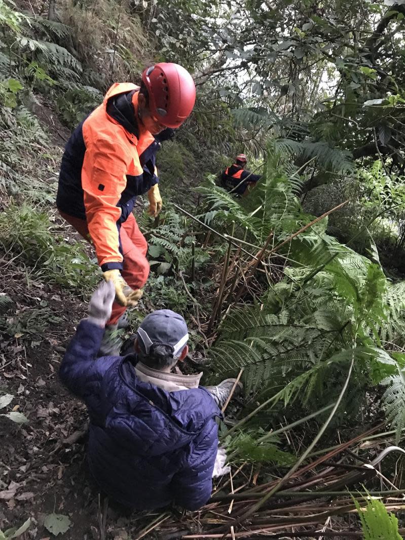 古坑爬山差點送命　雲林縣消防局及時搶救