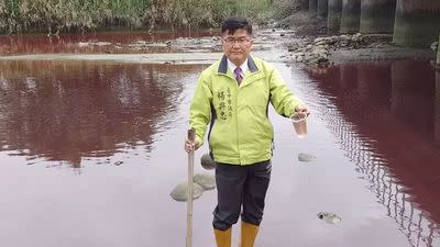 圖說二 清水大排水色變紅，市議員楊典忠到場發現紅色汙水約綿延兩公里。（記者孫義方攝）