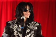 <p>Michael Jackson wurde nach seinem Tod mehrfach "verewigt". Nicht immer ganz geschmackssicher... (Bild: Tim Whitby/Getty Images)</p>