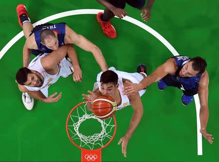 2016 Rio Olympics - Basketball - Quarterfinal - Men's Quarterfinal Spain v France - Carioca Arena 1 - Rio de Janeiro, Brazil - 17/8/2016. Nikola Mirotic (ESP) of Spain (L), Kim Tillie (FRA) of France, Guillermo Hernangomez (ESP) of Spain and Joffrey Lauvergne (FRA) of France (R) compete. REUTERS/Andrej Isakovic/Pool