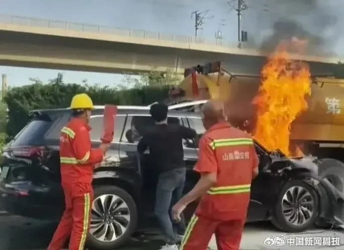 <strong>華為問界M7電動車撞上灑水車起火釀3死慘劇。（圖／翻攝微博）</strong>