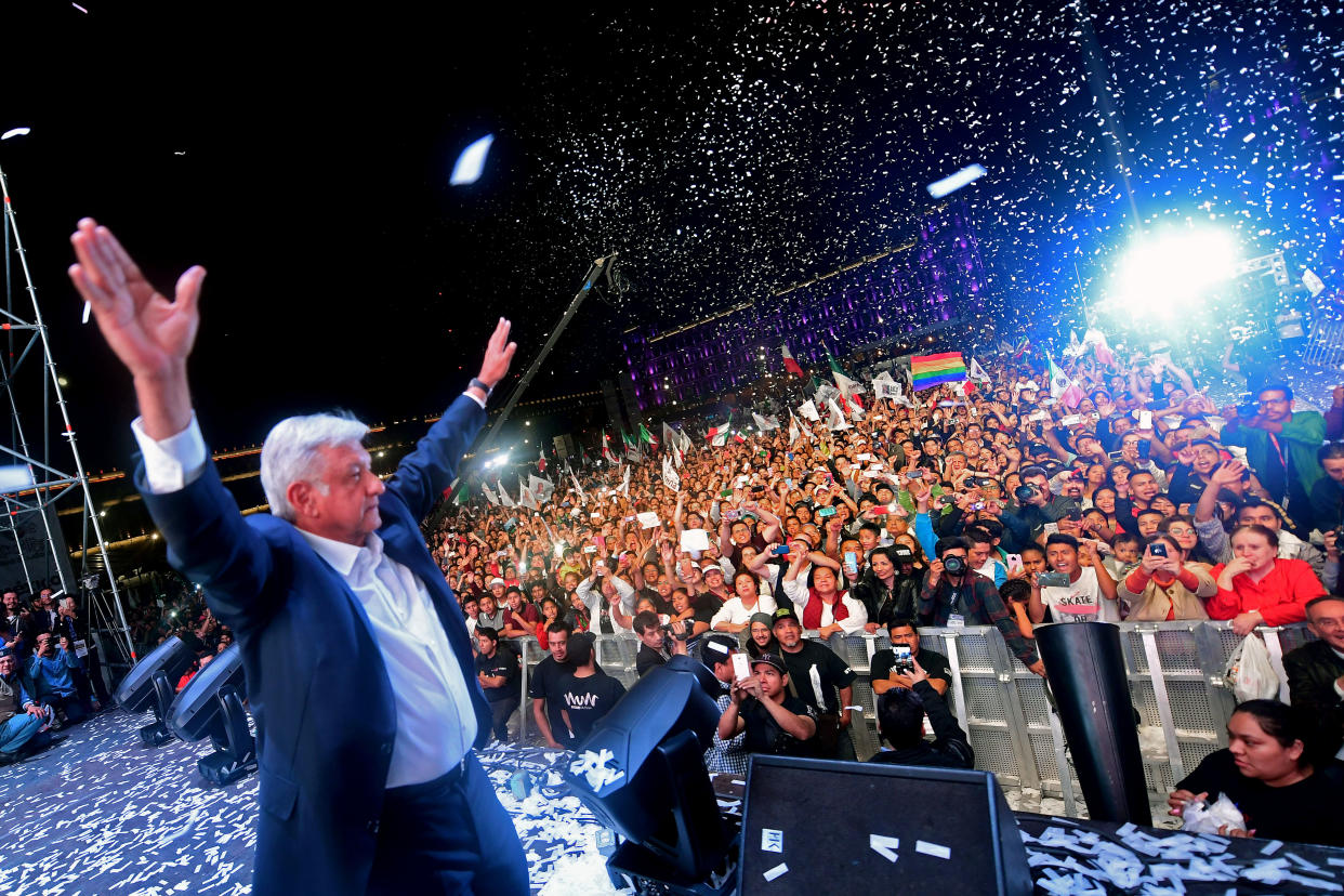 Andrés Manuel López Obrador saluda a sus seguidorees en el Zócalo tras ganar las elecciones presidenciales mexicanas, en Ciudad de México, el 1 de julio de 2018. (AFP | PEDRO PARDO)