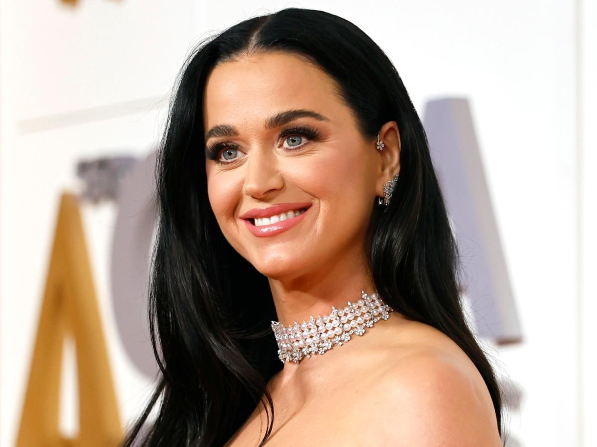 Katy Perry channels old Hollywood glamor in this fitted red dress as ...