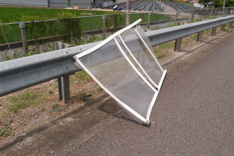 轎車車頭半毀，國道警追查紗窗掉落者。（圖／翻攝畫面）