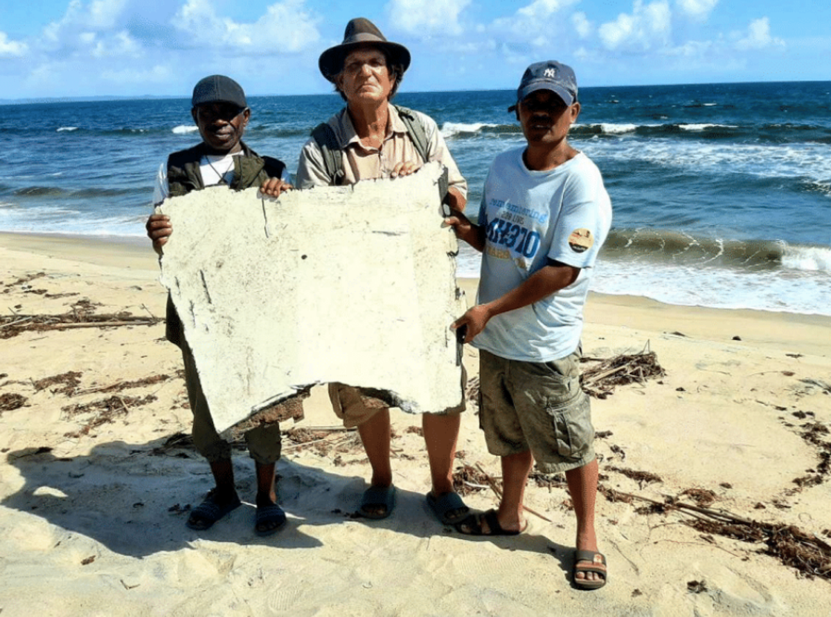 Blaine Gibson with the finders of the  debris (Blaine Gibson and Richard Godfrey/MH370 Debris Analysis)
