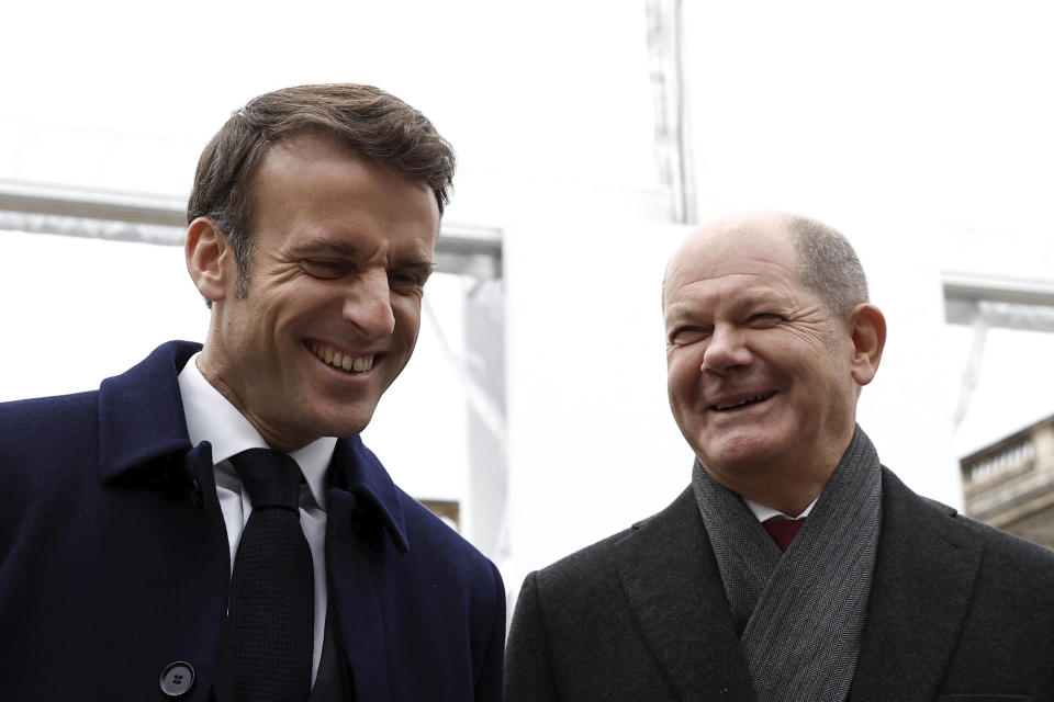 El mandatario francés Emmanuel Macron, izquierda, y el canciller alemán Olaf Scholz ríen durante una presentación de proyectos industriales franco-alemanes, el domingo 22 de enero de 2023, en el Palacio del Eliseo, en París. (Benoit Tessier, Pool vía AP)
