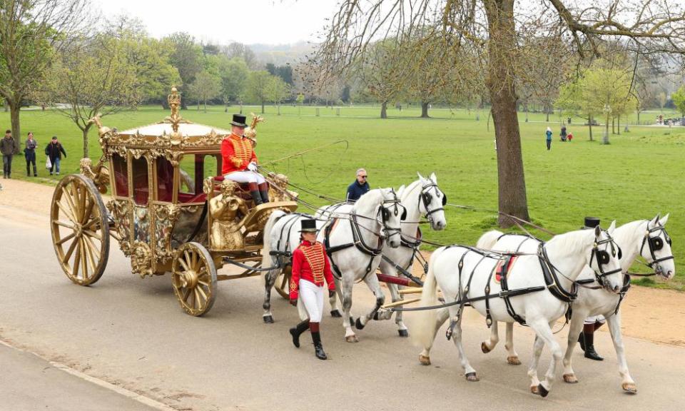 Cuatro caballos blancos tiran de una réplica del carruaje de coronación del rey Carlos a través de Dulwich Park