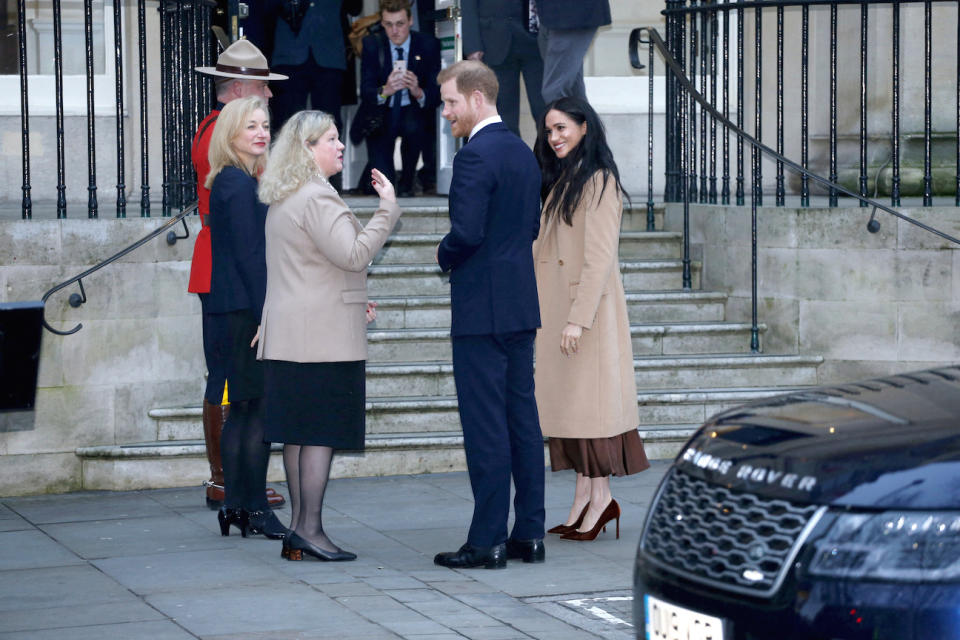 Les Sussex devant la maison du Canada