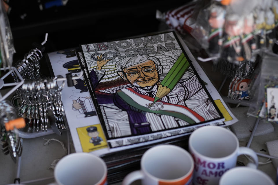 Un libro para colorear en el que aparece el presidente mexicano Andrés Manuel López Obrador se vende afuera del Palacio Nacional en Ciudad de México, el jueves 14 de marzo de 2024. (AP Foto/Eduardo Verdugo)