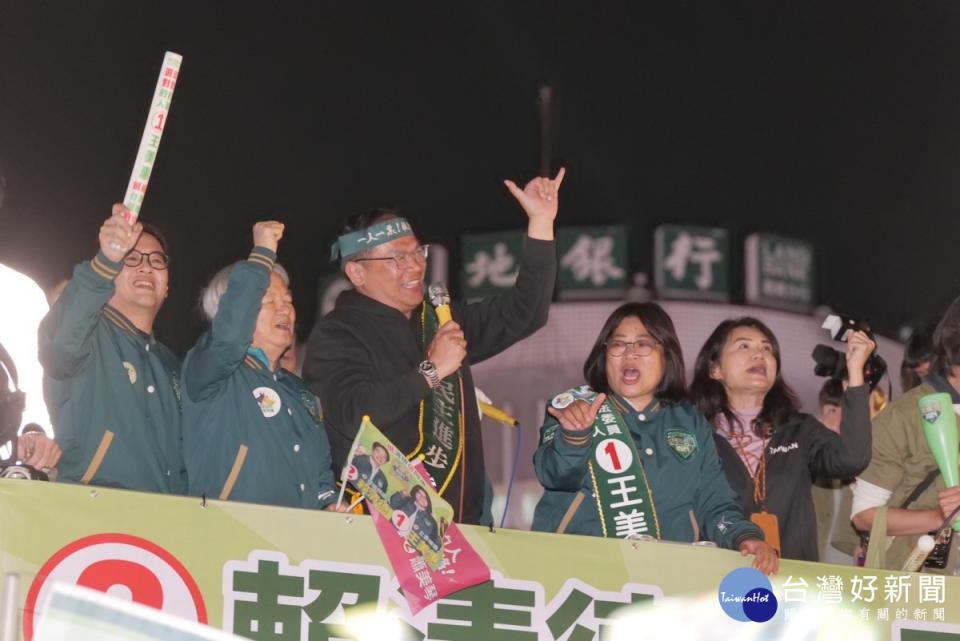 民進黨陣營不分區候選人王義川陪同大掃街。