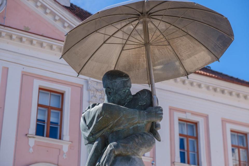 The embracing couple have stood in Tartu’s central square for more than 70 years (Tim Bird)