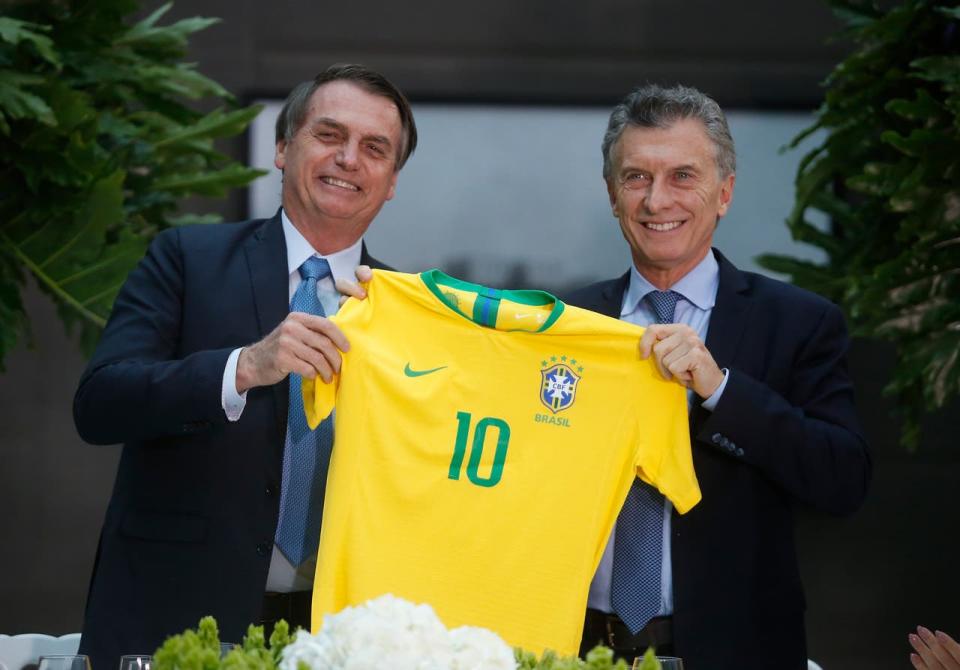 Bolsonaro le regaló a Macri una camiseta de Brasil cuando era presidente