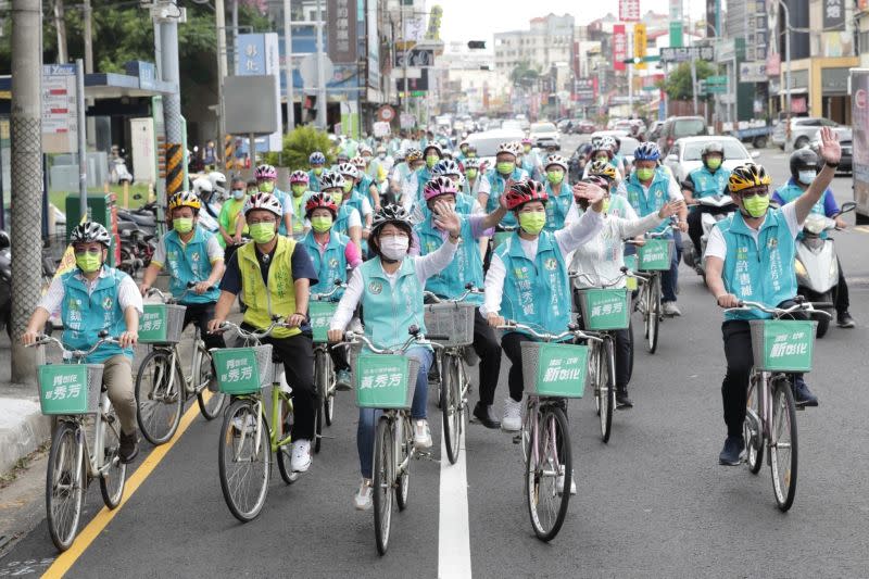 ▲黃秀芳在民進黨彰化縣公職人員陪同下，一路逆風上坡騎向選委會。（圖／黃秀芳競選總部提供，2022.09.02）