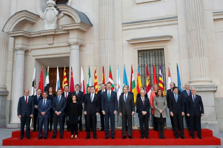 Spain's King Felipe VI (C) and Prime Minister Mariano Rajoy pose with presidents of the Communities and Autonomous Cities during the meeting of the VI Conference of Presidents in Madrid on January 17, 2017