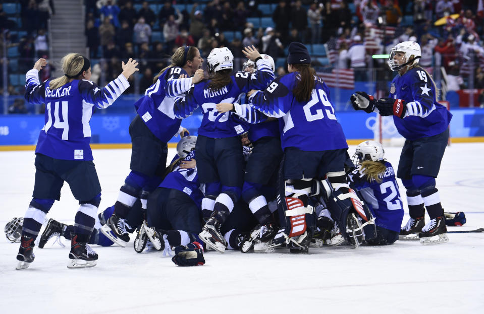 <p>8h14 : Vingt ans après leur dernier titre aux Jeux (à Nagano en 1998), <span>les Américaines battent leurs grandes rivales canadiennes</span>. Au terme d’une finale irrespirable conclue aux tirs au but (2-2, 3-2 t.ab.), les États-Unis mettent fin à la suprématie du Canada qui restait sur quatre médailles d’or consécutives aux JO. </p>