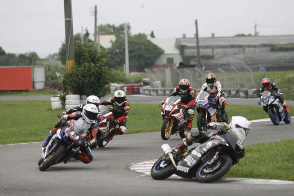 小熊黃俊陽右1力壓泰國選手奪下150 Bike A組冠軍。TSR提供