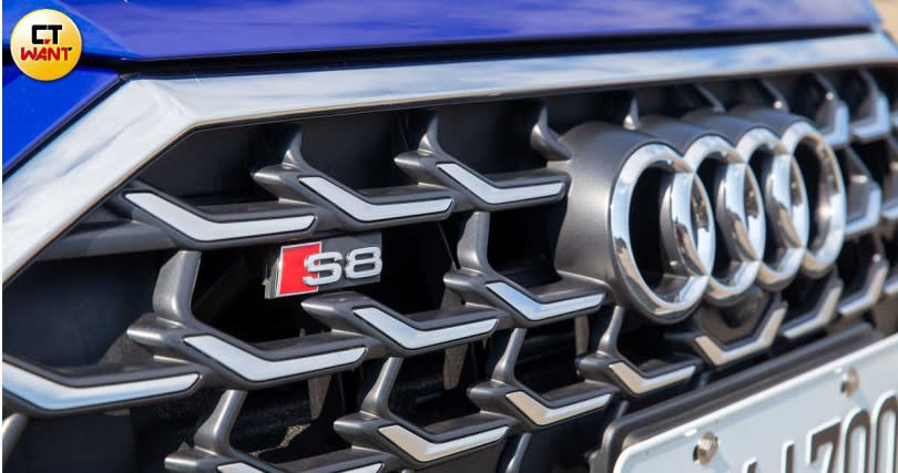 車頭在水箱護罩格柵上多了「S8」徽飾，顯示與A8的差異。（圖／黃耀徵攝）