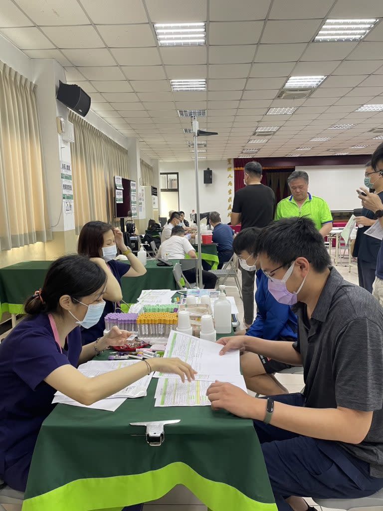 樹林警分局26日請「亞東醫院」專業團隊，舉辦團體健康檢查。（樹林警分局提供）