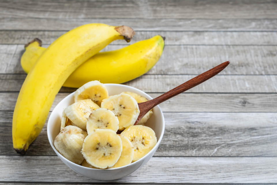 Beliebt im Müsli oder als schneller Snack vor dem Sport: Bananen sind gesund, enthalten aber viel Zucker – und sollten deshalb in Maßen genossen werden. (Bild: Getty Images)