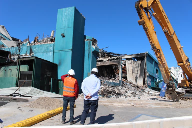 La demolición del centro comercial Punta Shopping que sufrió un grave incendio, en Maldonado, Uruguay